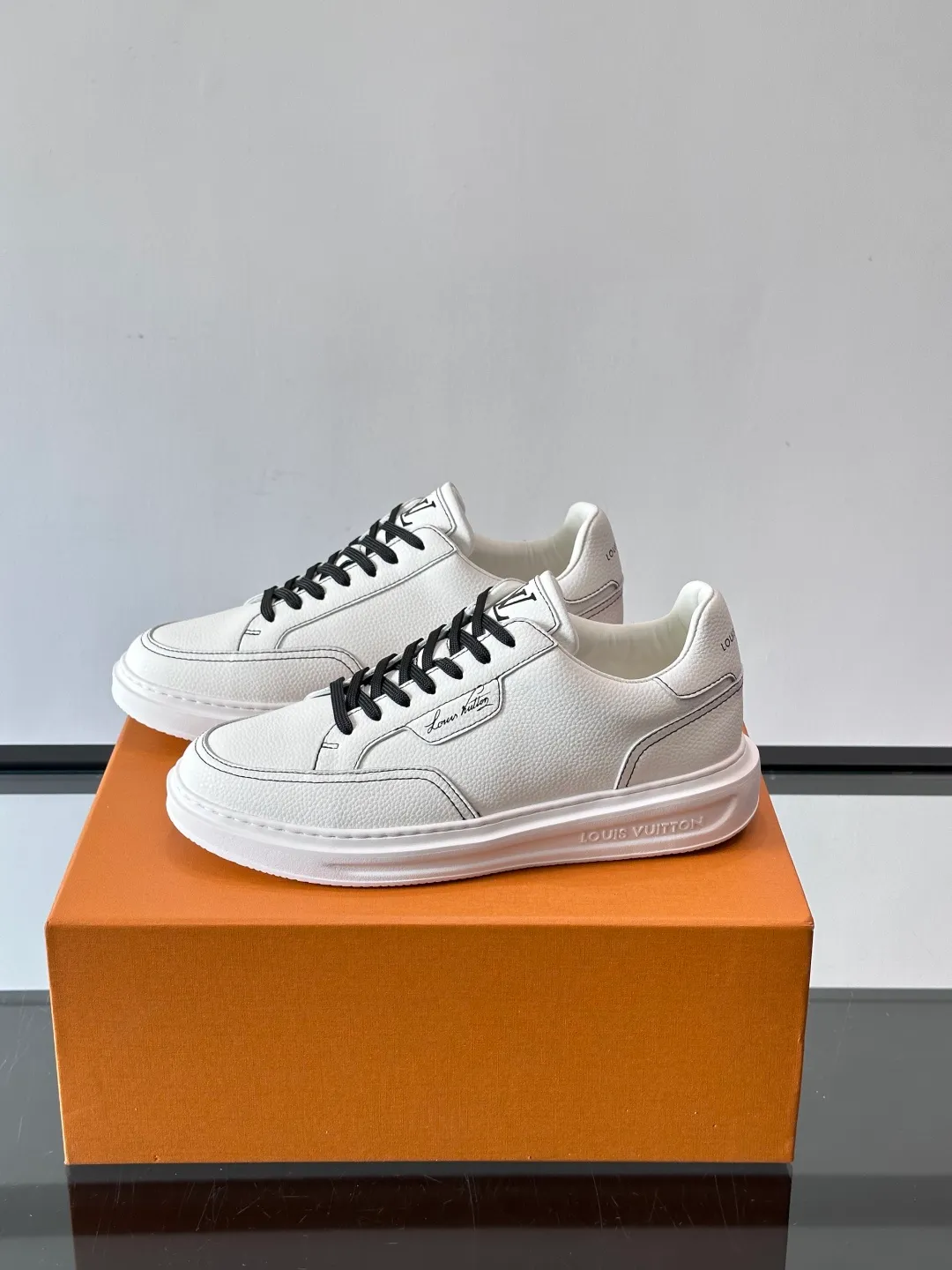 Men's men's shoes 💰p380 "＊OUIS ＊UITTO＊" casual sneakers, made of high-quality cowhide grain leather, with black laces, simple and high-end! LV Logo + classic Monogram lines on the side of the shoe, full of details✨. The rubber soles are wear-resistant and have strong traction, making them suitable for daily commuting and leisure. The shoe last fits the shape of the foot, making it comfortable to wear and not tiring after long walks. It is extremely versatile and can be easily worn with jeans or casual pants. It is a must-have item for men's fashion! 🖤 ​​size：38-44